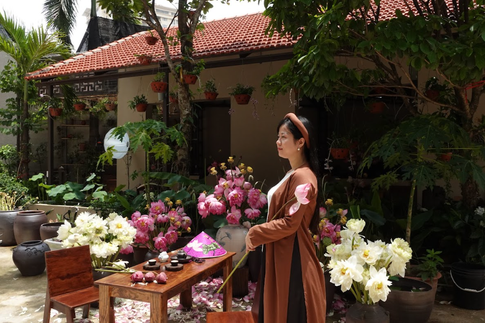 hand holding cocktail